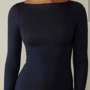 Hej jag säljer min mörkblåa intimissi tröja som nästan är helt oanvänd och är i storlek S, har bara av er om ni är intresserade eller vill ha fler bilder💞