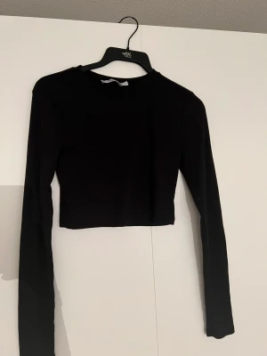 Croppad långärmad tröja - Svart croppad långärmad tröja från  NA-KD, aldrig använd!