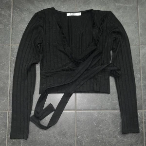 Svart topp - Svart topp NA-KD storlek xs, pris 150kr