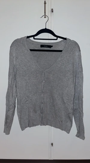 Kofta Vero Moda - Grå stickad kofta från Vero Moda. Strl M. Använd fåtal ggr.