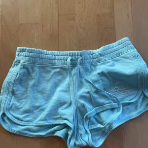 Jättebekväma turkosa mjukisshorts. Säljes pga för små. I gott skick