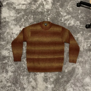 Stickad tröja  - Tröjan är alldrig använd pågrund av fel storlek. Meddela vid intresse !