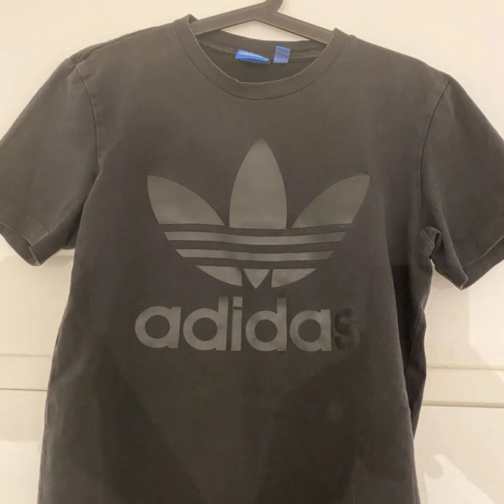 T-shirt från Adidas. Använd ett fåtal gånger.. T-shirts.