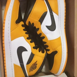 Jordan 1 mid taxi black/white - Hej Jag säljer mina jordans för dom passar inte mig.Paketet är lite sönder men skona är äkta