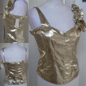 guldig topp - köptes på 90-talet. storlek M. oanvänd. möts i stockholm eller fraktar. 