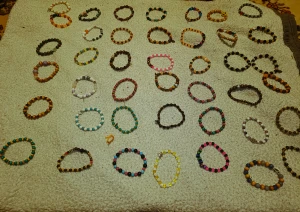 Billiga handdgjorda armband  - Handgjorda armband kristaller, metall, trä och sten 1st armband 50kr 