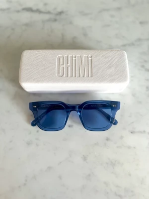 Chimi 004 - Säljer mina asballa chimis i färgen acai, 004. Helt oanvända och passar så bra till både vintern och sommarn! Fodral, påse och putsduk ingår. Priset är exklusive frakt