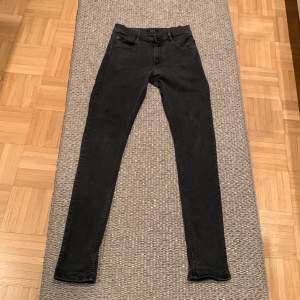 Hej! Säljer mina Replay jeans då jag vuxit ur dem, finns inga tecken på användning. Modell Wallys storlek 16A, skriv för mer frågor. Köparen står för frakt.