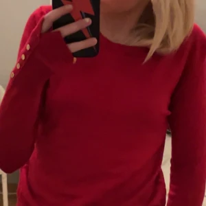 Röd zara tröja - Röd jättefin tröja från zara! Använd 1-3 gånger Säljer pg ingen användning❤️ storlek S men passar mig som är 157-160 så skulle säga passar som xs också! Inga defekter! Köpte för 300 ung 