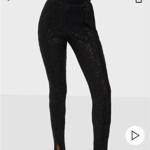 Perfekta fest byxorna - Svarta byxor med paljetter från Nelly i storlek 36. Slits i fram, perfekta fest byxorna! Säljer pga att jag har ett annat par i en annan storlek så dessa kommer inte till användning. Nypris 499. Mötas i Uppsala eller frakta