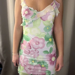 Sommarklänning - Klänning från Bershka. Endast använd en gång. Mycket bra skick. Säljer pga kommer ej till användning. Köpare står för frakt. Skriv vid frågor<3