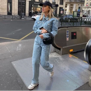 Zara jeans  - Matchande set från Zara i Jeans. Jeans i storlek 34 och topp 36. 