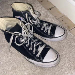 Regular converse - Ett par svarta converse, dem har synligt slitage men med byte av skosnöre och kanske puts så är dom värkligen fortfrande fina. Dom är i storlek 40💞 används runt 6 ggr, köpare står för frakten.                      Original pris: 799kr