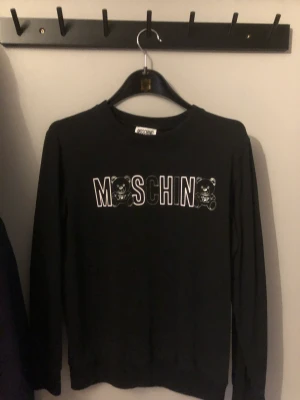 Moscino sweatshirt - Köpt på zalando för 900. Den har blivit för liten för mig så de e därför jag säljer den. Passar folk som har storlek XS