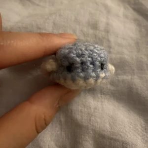 !INTRESSEKOLL! Virkad Mini val!  - (Kommentera gärna) Hej, jag virkar dessa mini valar, jag gör dem i den färgen du vill och undrar om folk skulle vara intresserade av att köpa dem och isåfall, vad skulle ni vara beredda på att betala? Kan göras till nyckelring vid förfrågan. Kontakta mig!