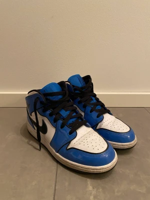 Jordans - Ett par blå:a jordans som inte längre kommer till användning. Använda men inget slitage som är synligt förutom lite veck i tån. Storlek 39, men passar mig perfekt som brukar ha 38,5 i vanliga fall!