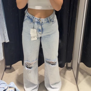 Jeans - Vida jeans med slitningar från zara. Använda 2-3 gånger.