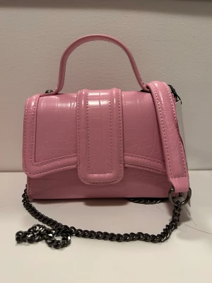Rosa väska från zara  - Säljer denna super söta väska från zara.   Aldrig använd med prislapp.   Nypris 299kr