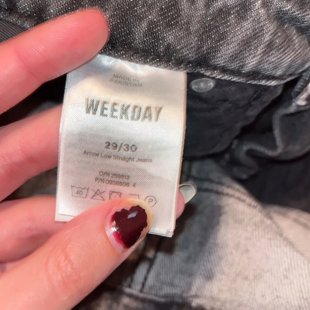 Weekday Svart/grå Arrow jeans o strl 29/30 använda endast fåtalet gånger . Jeans & Byxor.