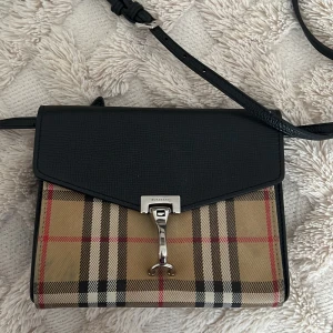 Väska  - Burberry väska 