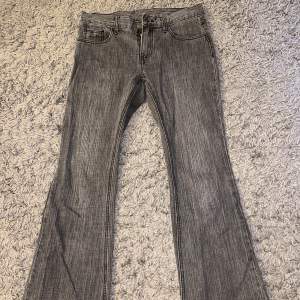 Säljer ett par assnygga grå lågmidjade jeans köpta från brandy Melville💕 Midjemått 40 & innerbens längd 80😁 Bara att fråga om fler bilder!
