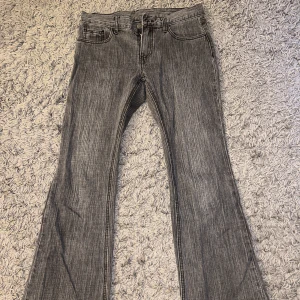 Lågmidjade Jeans - Säljer ett par assnygga grå lågmidjade jeans köpta från brandy Melville💕 Midjemått 40 & innerbens längd 80😁 Bara att fråga om fler bilder!