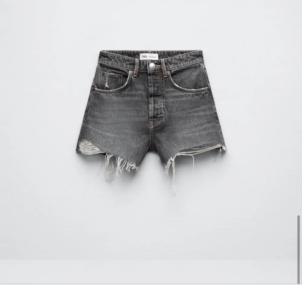 jeansshorts från zara köpta förra våran, använda 2 ggr så super bra skick! Linkar shortsen på andra bilden men inte exakt dom, första bilden är min egna bild 💗💗. Shorts.