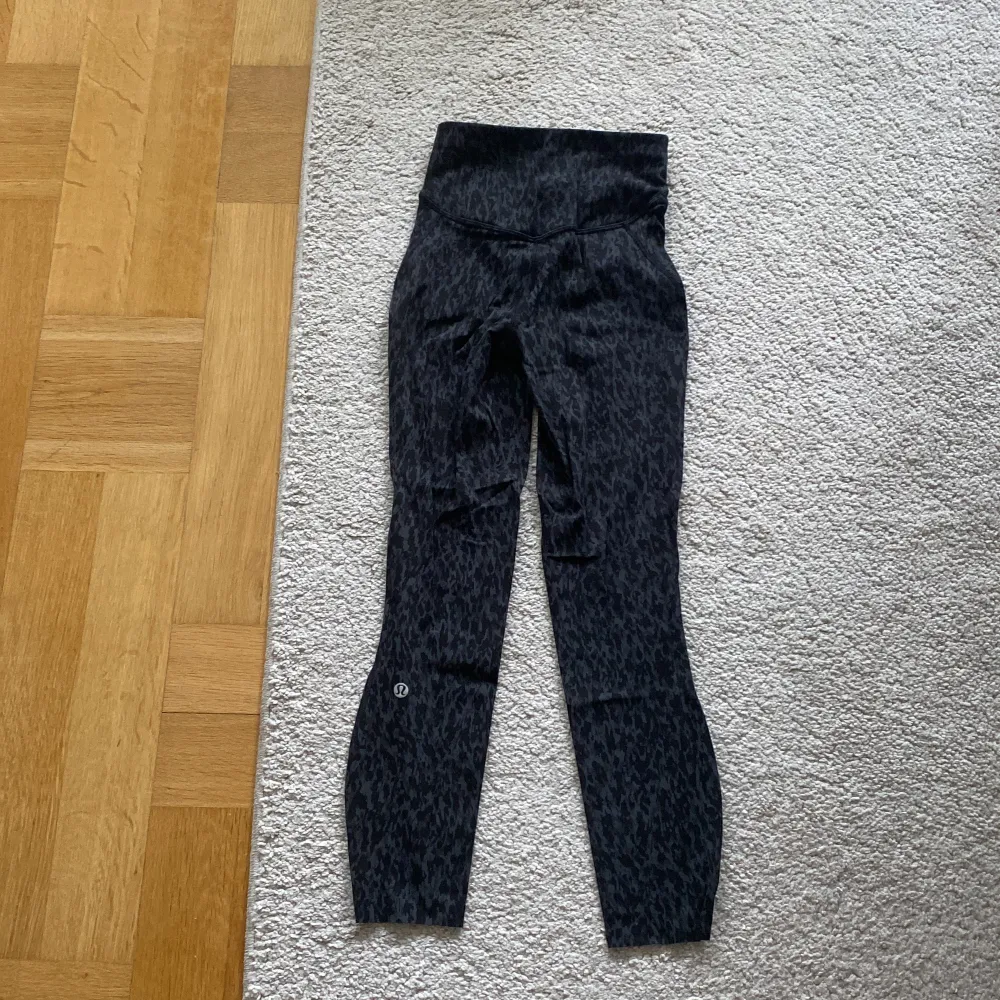 Säljer mina lululemon leggings i st XXS. Ny pris: 800 kr. Köparen står för frakt.💗Använda några få gånger, kom privat för fler bilder💗. Jeans & Byxor.