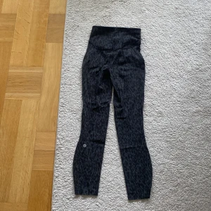 Lululemon - Säljer mina lululemon leggings i st XXS. Ny pris: 800 kr. Köparen står för frakt.💗Använda några få gånger, kom privat för fler bilder💗