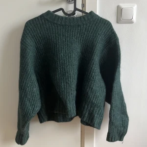 Stickad tröja  - Varm tröja från monki! Storlek M, något kort. Fint skick! 