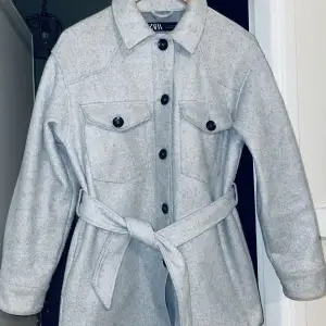 En fin kappa från Zara som går att använda på hörs, vår och på vinter med en varm tröja under. Knyte i midjan. 