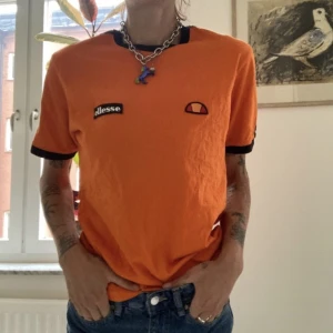 Elesse 90’s tisha orange - Strl small, bra skick, bra kvalitet och mycket ball färg om du frågar mig. 