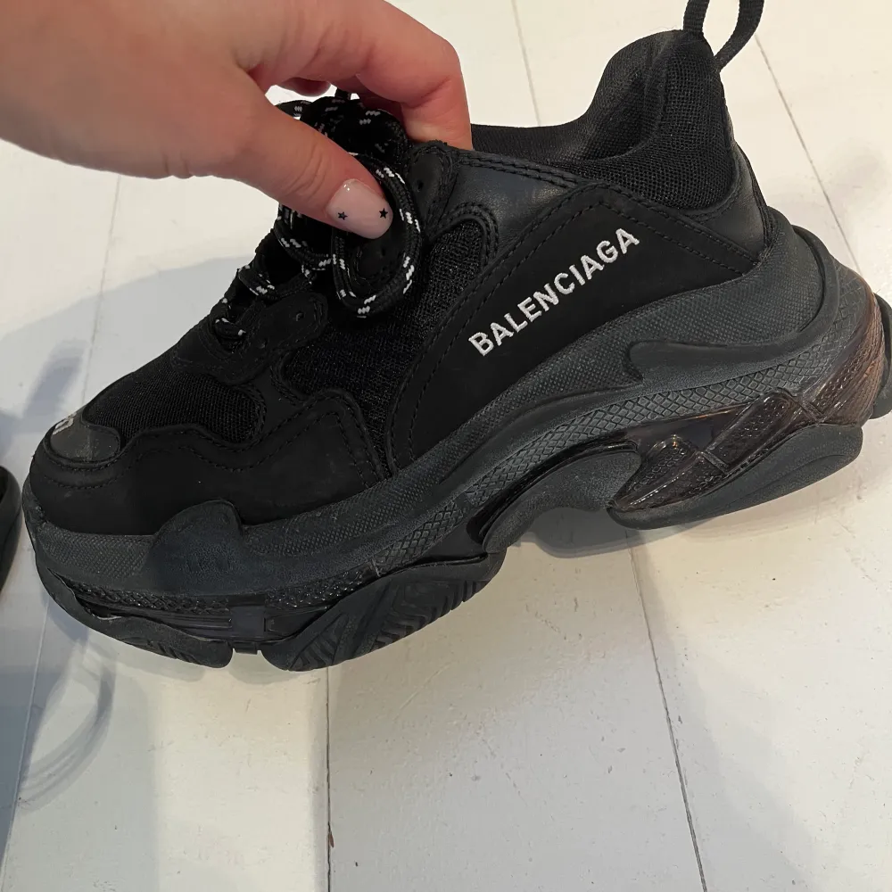 Balenciaga Triple S i mycket bra skick! Köpta på Vestiaire Collective i oktober i oanvänt skick. Har använt 2-3 gånger men insett att för små för mig…. Skor.