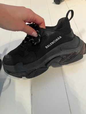 Balenciaga Triple S Black  - Balenciaga Triple S i mycket bra skick! Köpta på Vestiaire Collective i oktober i oanvänt skick. Har använt 2-3 gånger men insett att för små för mig…