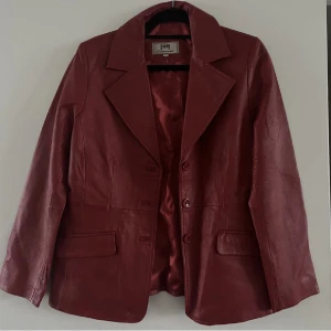 VINTAGE LÄDERJACKA - Supersnygg läderjacka i perfekt skick säljes. Aldrig använd då jag äger alldeles för många läderjackor. Strl: 40 men upplevs som en normal S. 