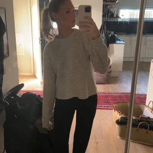 Stickad  - Stickad grå tröja.  Använd. Men skit snygg frf.  Ganska tunn.