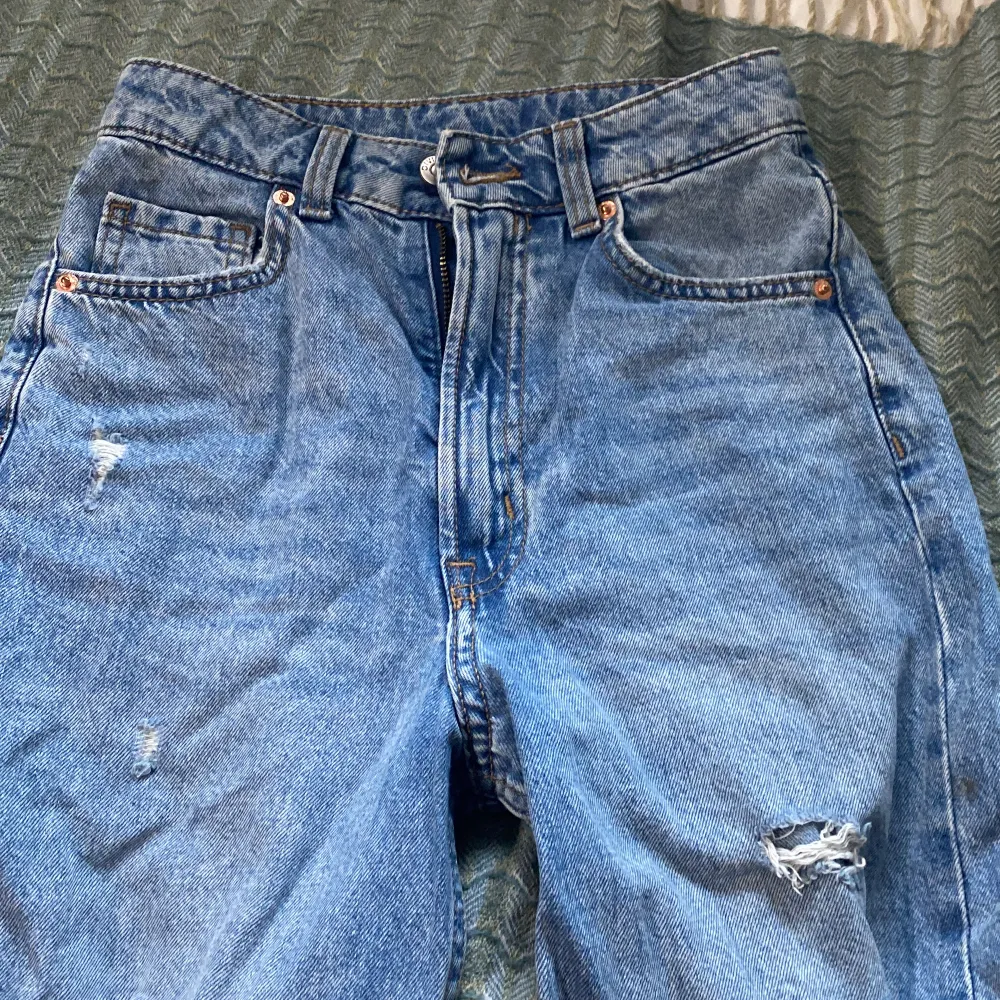 Dess par jeans är för små för mig hoppas nån annan vill köpa dessa jeans , köptes för typ 250. Sån ni ser har jag klippt där nere  för de va för långa.. Jeans & Byxor.