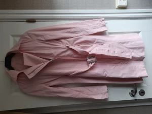 Trenchcoat J Lindeberg - Rosa trench med fina detaljer, använd ett fåtal gånger.