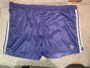 Vintage Adidas shorts - Vintage Adidas shorts från 90-talet, fint skick. Slapp resår men finns sitter bra med snöret men kan knyta.