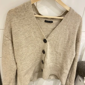 Stickad kofta - Stickad kofta från Stockholm LM, knappt använd! 