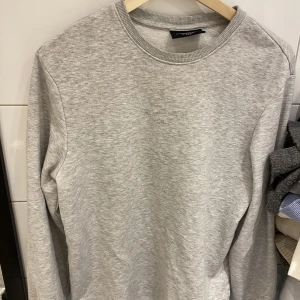 Grå sweatshirt  - Grå sweatshirt från hm, knappt använd