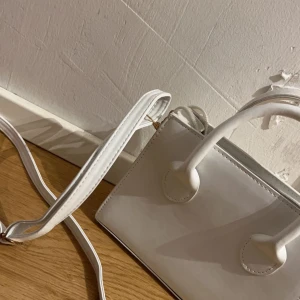 Vit väska  - Nästan helt ny vit fin väska 