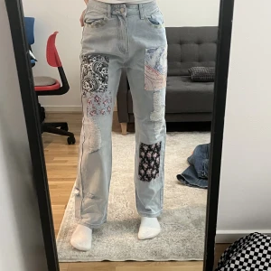 Straight jeans  - Säljer dessa straight jeans med cool design, använda en gång. Dem satt lite för stort på mig. 