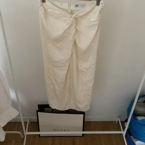 Satinkjol  - Satinkjol från Zara i storlek M, 100kr 🫶🏽