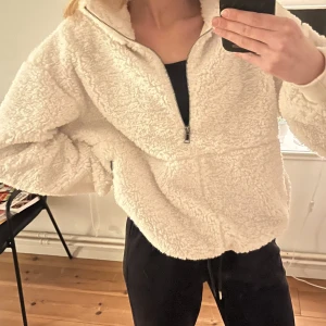 Kofta  - Snygg vit lurvig kofta och den är i bra skick, använd ett fåtal gånger. Säljer den för den kommer inte till någon användning.