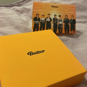 Bts album - Allting är i bra skick och nytt har dock bara använt en sticker, skriv ifall du vill veta vem som är på photocardet :)