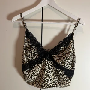 leopare linne - Super gulligt linne från romwe! Säljer pga lite användning:)💘