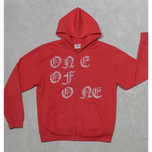 One of one hoodie - Säljer endast för rätt pris! Storlek S, skick 8/10, slutsåld på hemsidan, snygg och skön hoodie❤️ 900kr + frakt, fler intresserade? bud. 