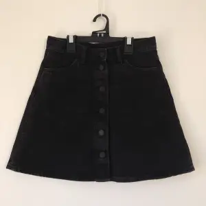 A-linjeformad minikjol från Monki, i svart denim med lite tvättad finish samt fickor fram och bak. Aldrig använd, nyskick. Sista bilden är lånad från hemsida och visar passformen.