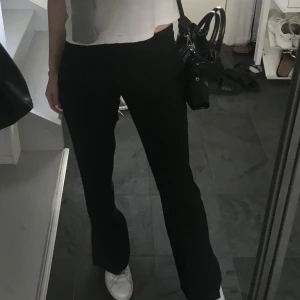 Kostymbyxor  - Säljer mina oanvända lågmidjade super snygga kostymbyxor från bikbok i modellen Vera 💓💓 köptes för 399 och är helt slutsålda 😊 frakt ingår ej och är 52kr! Är storlek 38 men sitter som en 36. Första och sista bilden är egna 
